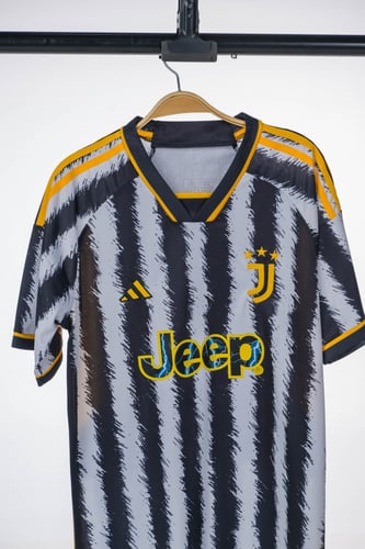 طقم يوفنتوس الأساسي لموسم 2023-2024