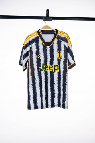 طقم يوفنتوس الأساسي لموسم 2023-2024