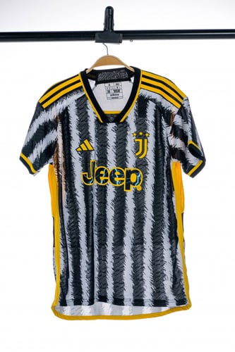 قميص يوفنتوس الاساسي فئة لاعبين 2024