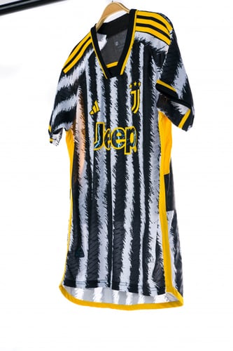 قميص يوفنتوس الاساسي فئة لاعبين 2024
