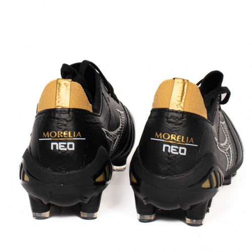 جزمة كرة قدم Mizuno