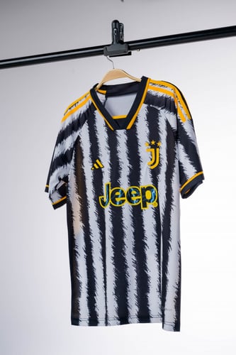 طقم يوفنتوس الأساسي لموسم 2023-2024