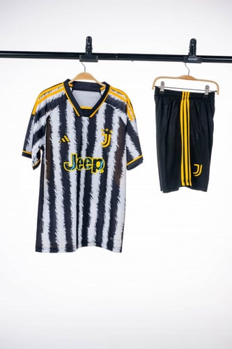 طقم يوفنتوس الأساسي لموسم 2023-2024