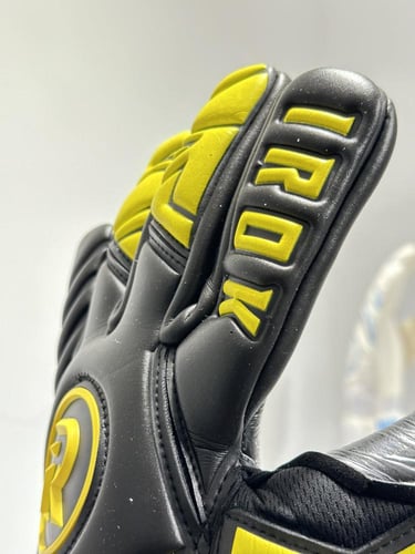 قفاز حارس PRO اسود مع اصفر