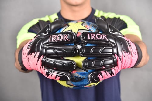 قفاز حارس المرمى وردي مع اسود