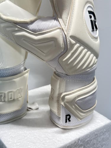 قفازات حراسه المرمى PRO ابيض كامل