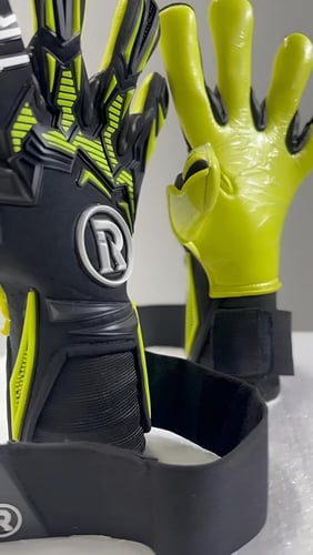 قفاز كورة SUPER اسود مع اصفر