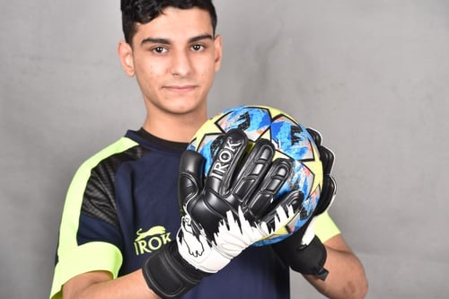 قفازات حراسة مرمى اسود مع ابيض