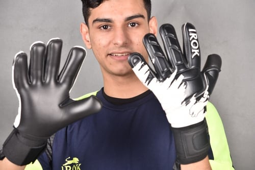 قفازات حراسة مرمى اسود مع ابيض