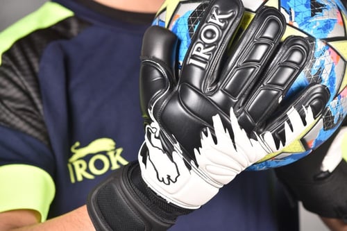 قفازات حراسة مرمى اسود مع ابيض