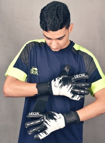 قفازات حراسة مرمى اسود مع ابيض