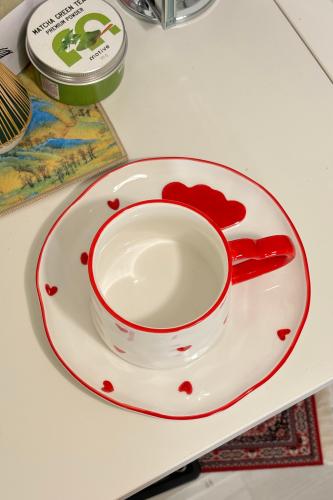 كوب قلب مع صحن حلا