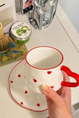 كوب قلب مع صحن حلا