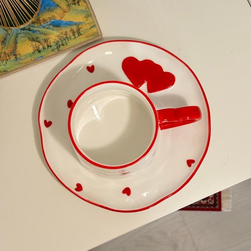 كوب قلب مع صحن حلا