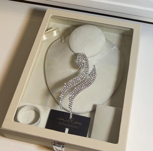 بوكس عقد جلد بغطاء قزاز بتصميم الاسم الكريستال الل...