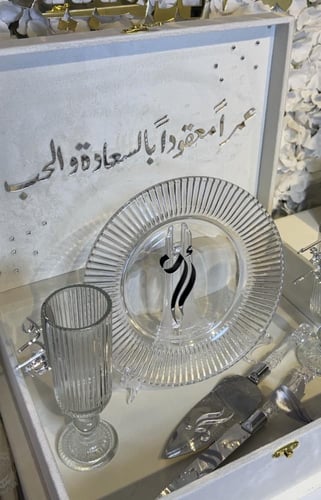 مجموعة الكيك تشمل بوكس مخملي بتنسق الأكريلك +صحن ب...