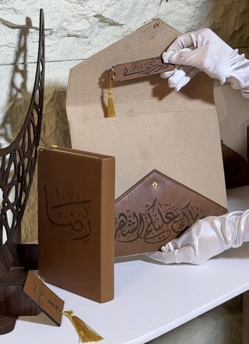 شنطة جلد +مصحف الحجم المعتاد جلد +كرت اهداء جلد +ف...