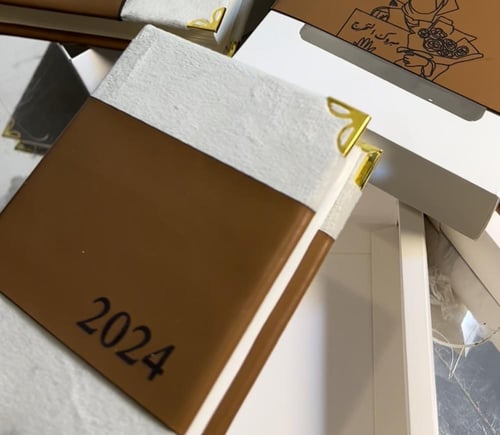 مصحف كفي بتصميم الجلد شامل الاسم +تغليف شامل التنس...