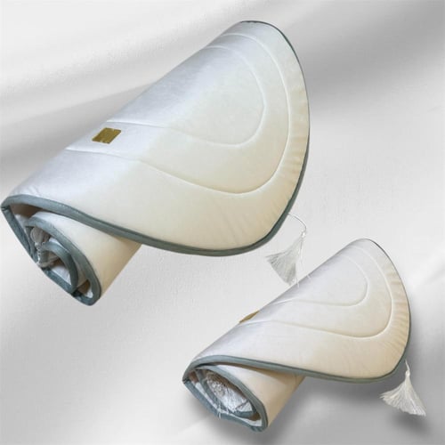 سجادة سفنج بيج بأطراف لون تيفاني بتصميم بيضاوي