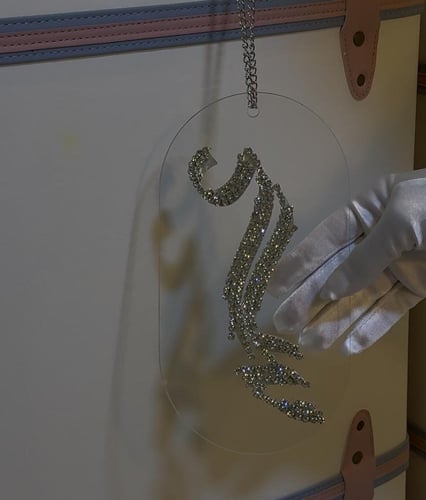 تعليقات اكريلك لشنط الدبش يتميز بتصميم بريق الكريس...