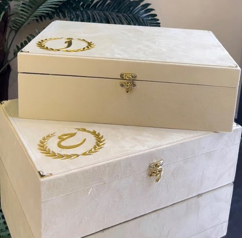 بوكس مخملي فاخره سجاده مخمليه شامل الاسم مصحف معتا...