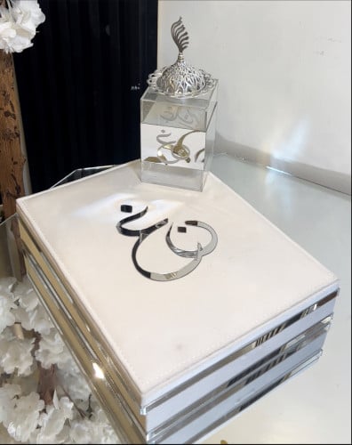 بوكس العقد الون سكري بقاعده اكريلك شامل الاسم والع...