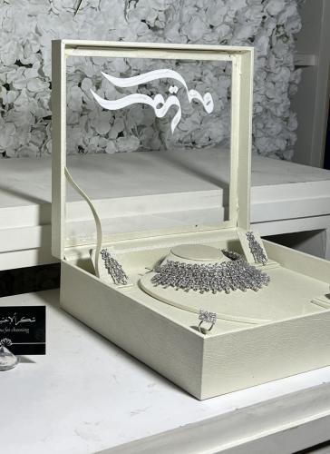 بوكس العقد الجلد والشفاف شامل الاسم الحجم الكبير