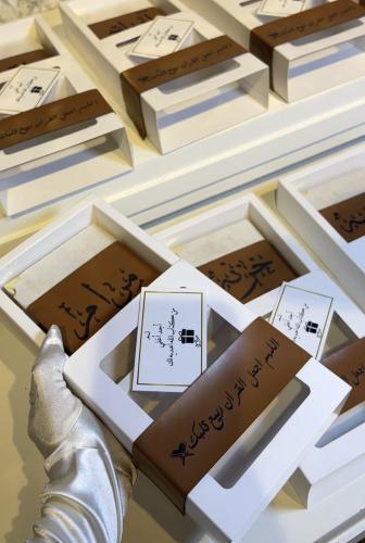 مصحف حجم الكف بتصميم الجلد شامل الاسم+كرت اهداء+بو...