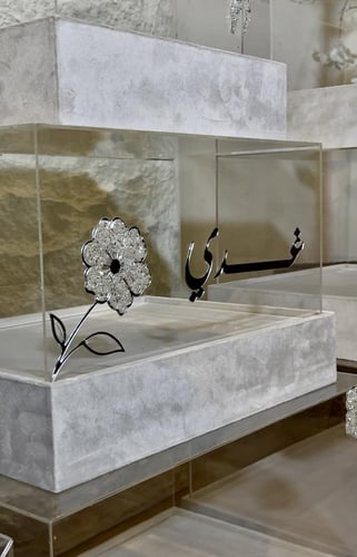 بوكسات مخملية بغطاء اكريليك بقفل فضي وبتنسيق الورد...