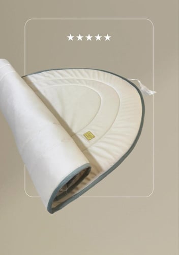 سجادة سفنج بيج بأطراف لون تيفاني بتصميم بيضاوي