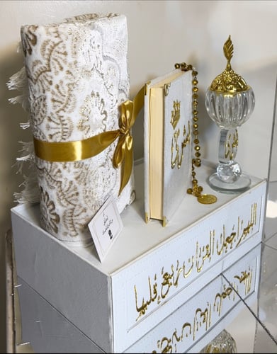 بوكس كبير فاخر اكريلك بقاعده بتصميم الاكريلك +مصحف...