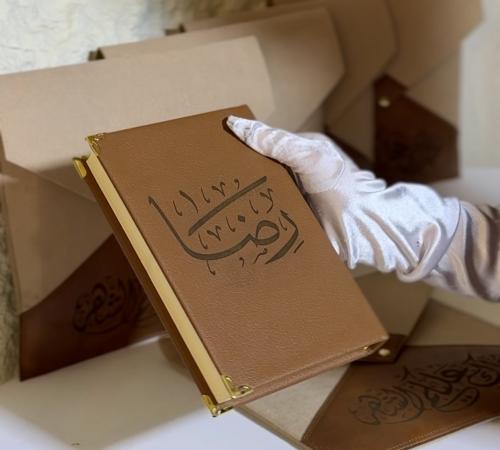 مصحف جلد فاخر الحجم المعتاد ١٤ في ٢٠ شامل الاسم