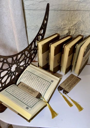 مصحف جلد فاخر الحجم المعتاد ١٤ في ٢٠ شامل الاسم