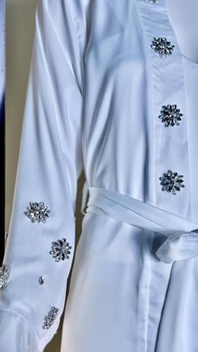 روب عروسه بقماش جدا جميل بتصميم كريستال شامل تطريز...