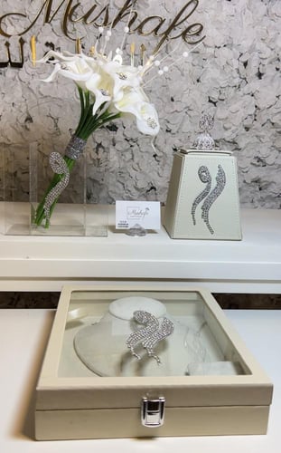 بكج الطقم الملكي بتصميم الكريستال اللامع ٤ قطع ميخ...