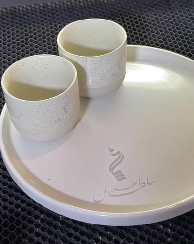 صحن رخامي بنحت الحروف والأسماء