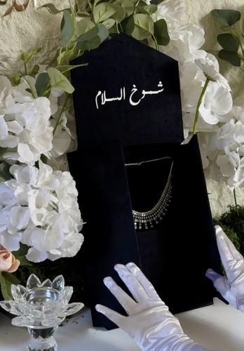 صندق عقد فاخر مخملي بتنسيق الاكريليك متوفر جميع ال...