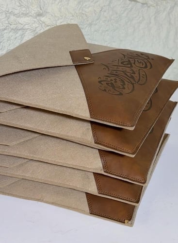 شنطة جلد +مصحف الحجم المعتاد جلد +كرت اهداء جلد +ف...