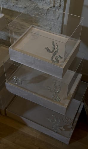 بوكسات مخملية بتنسيق خرز و بقفل فضي وبتنسيق الورد...