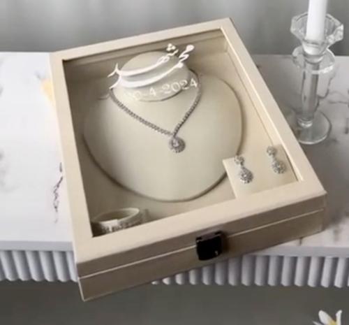 بوكس العقد بتصميم المخمل والقزاز شامل الاسماء او ا...