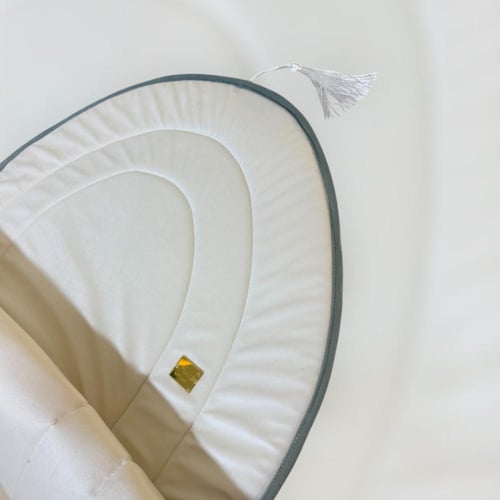 سجادة سفنج بيج بأطراف لون تيفاني بتصميم بيضاوي