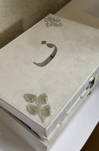 بوكس مخملي فاخر كبير شامل التنسيق بتصميم الخرز +سج...