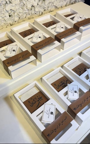 مصحف حجم الكف بتصميم الجلد شامل الاسم+كرت اهداء+بو...