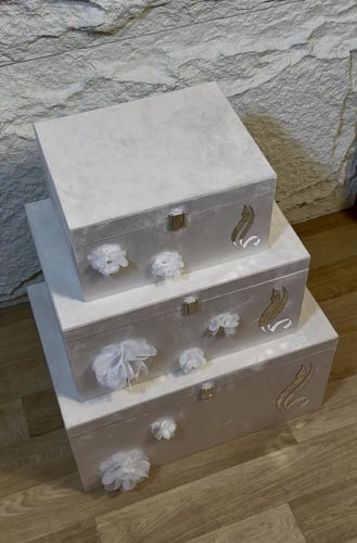 بوكسات مخملية بقفل فضي وبتنسيق الورد شامل الأسماء...