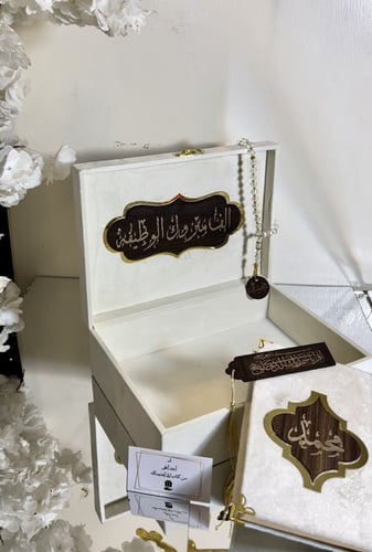 مجموعه فاخره مخمليه بتنسق الخشبي والاكريلك يشمل بو...