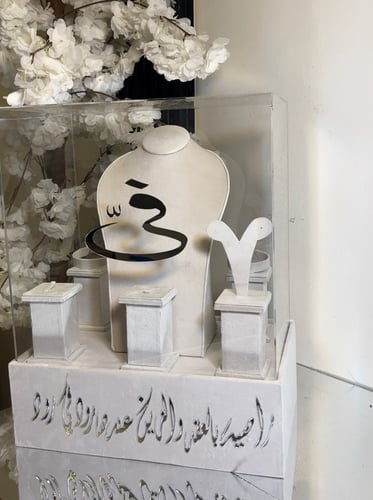 مجموعة العقد الفاخرة شامل الصدرية الون سكري بتصميم...