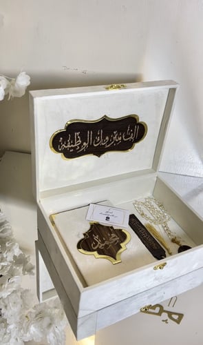 مجموعه فاخره مخمليه بتنسق الخشبي والاكريلك يشمل بو...