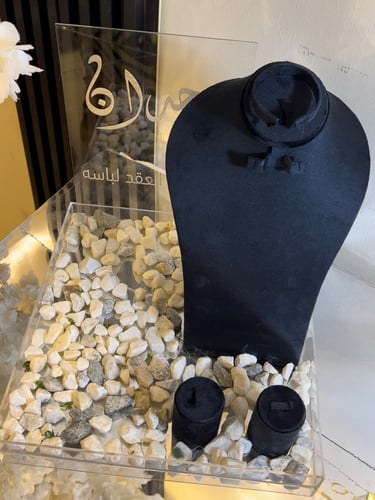 بوكس اكريلك شامل الوحه والاسم والعباره +تشمل الاسم...