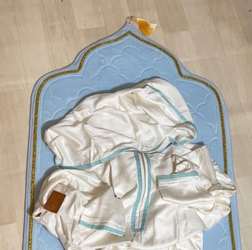 طقم يشمل سجاده سفنج +مصحف مصحف كفي شامل الاسم +شرش...