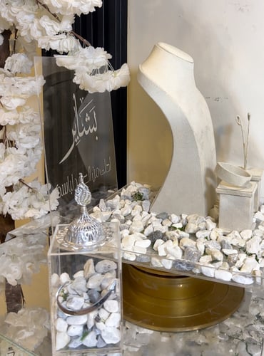 بوكس اكريلك شامل الوحه والاسم والعباره +مبخره اكري...